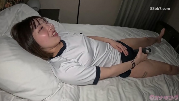 深喉后脸射。休息时还用震动棒自慰的性爱狂热有男友女，被当肉便器尽情发泄性欲 FC2PPV-4744568