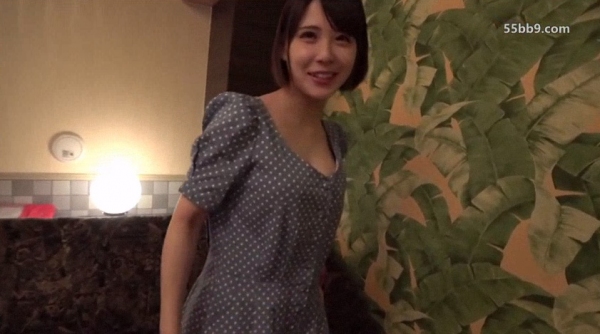 腰部浮起颤抖着说“超舒服”！在交友网站找到的可爱妹子！最后还乞求中出 FC2PPV-4736166