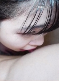 (2)粉嫩乳头的火箭型美乳〇学生。软糯肌肤的童颜美乳少女。穿着制服的中出し性爱，让你尽情享受夏日的青春！FC2PPV-4745587