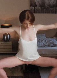 一镜到底裸体瑜伽体操运动员镜头前下腰一字马各种高难度动作展示