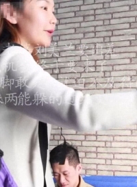 内涵版剧情作品《继父是恶魔》老婆刚出差走，老公就迫不及待的对养女姐妹下手