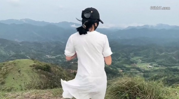 全裸户外遛狗，尾随挑逗老大叔